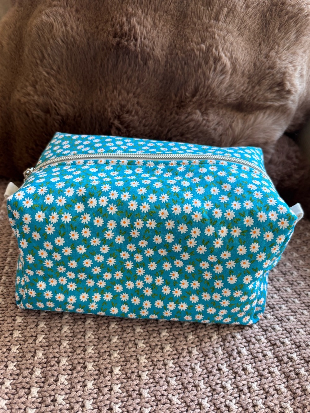NWT Cosmetic Bag in teal daisy print lined zipper
